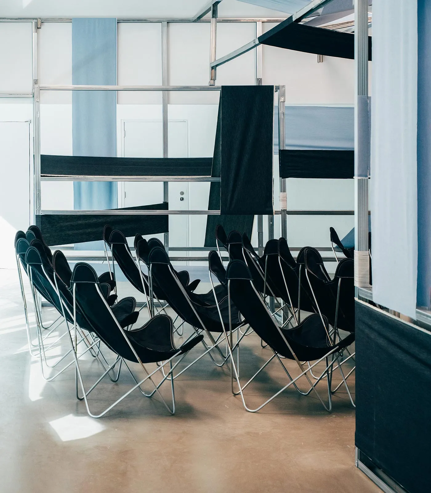 AA Butterfly© armchair in black leather and cotton with a chrome frame