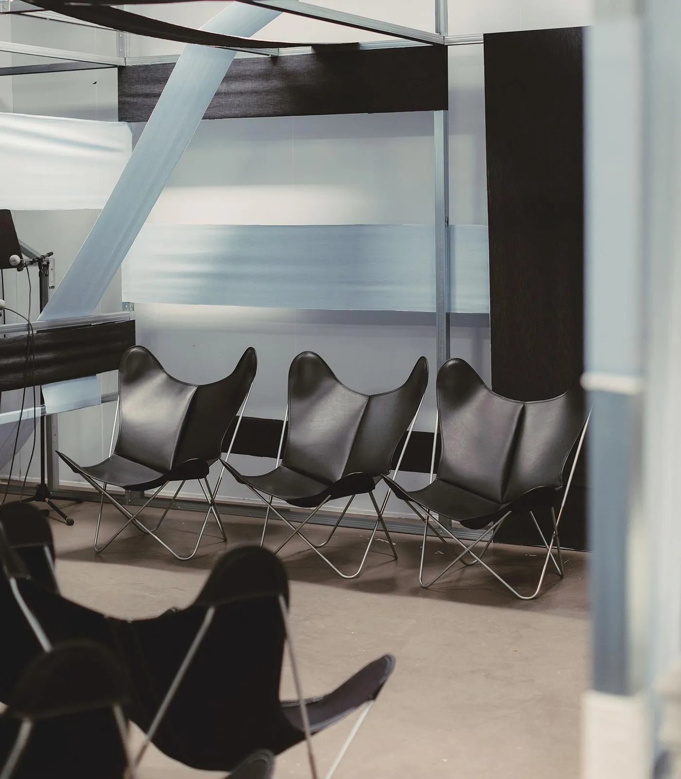 AA Butterfly© armchair in black leather and cotton with a chrome frame